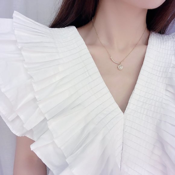 NEW 14K Gold Plated Diamond Daisy Flower Necklace - Picture 4 of 7